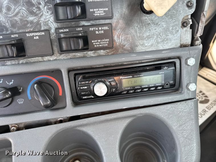 image for item EU6408 2001 Freightliner Columbia semi truck