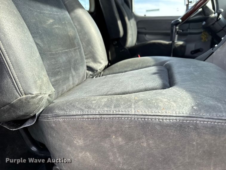 image for item EU6408 2001 Freightliner Columbia semi truck