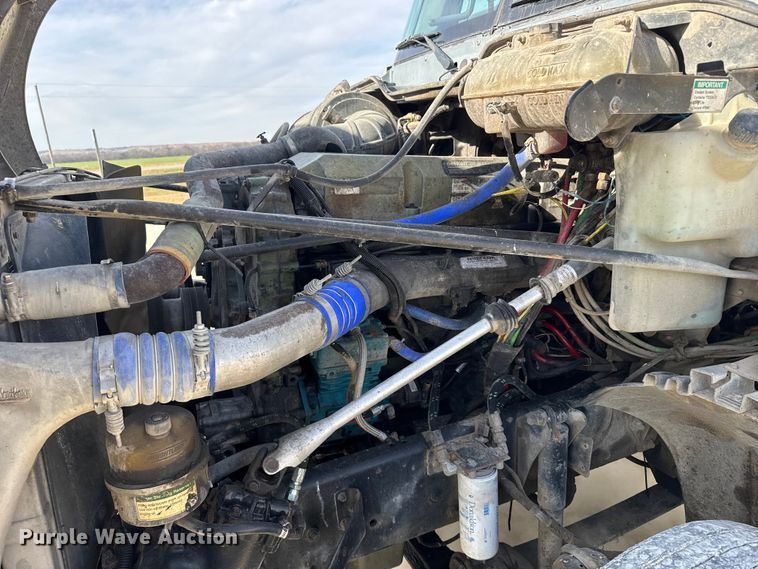 image for item EU6408 2001 Freightliner Columbia semi truck