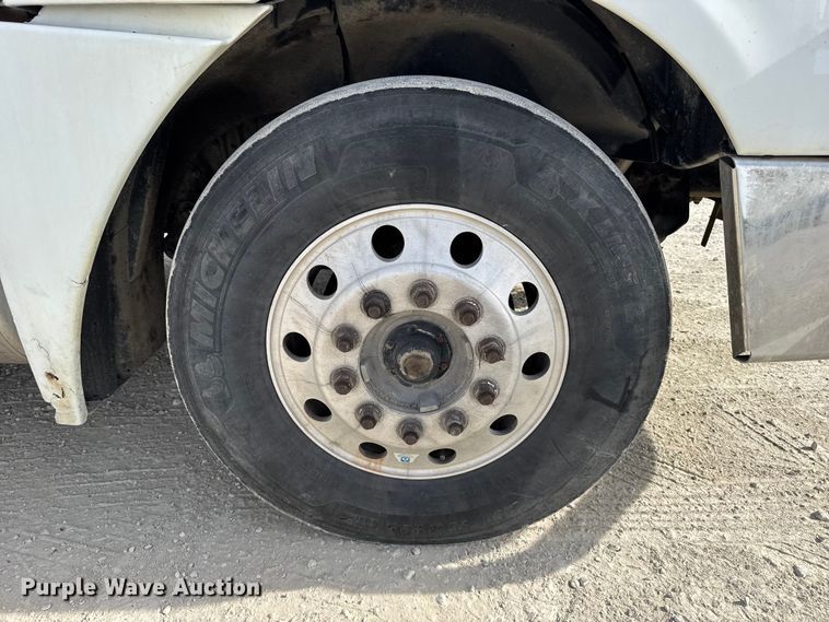 image for item EU6408 2001 Freightliner Columbia semi truck