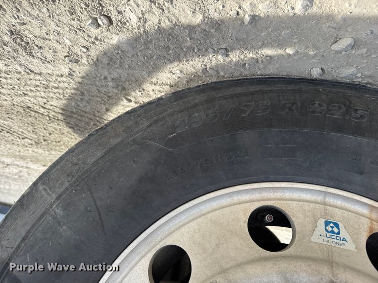 image for item EU6408 2001 Freightliner Columbia semi truck