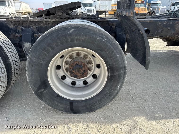 image for item EU6408 2001 Freightliner Columbia semi truck