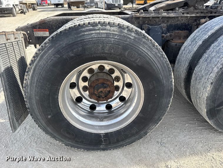 image for item EU6408 2001 Freightliner Columbia semi truck