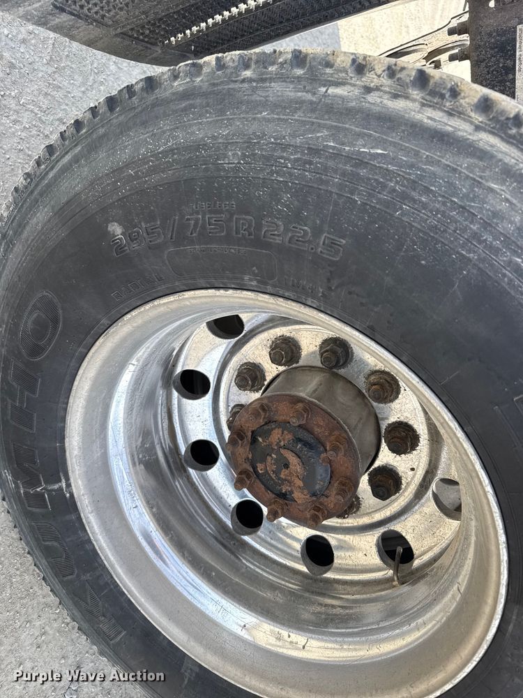 image for item EU6408 2001 Freightliner Columbia semi truck