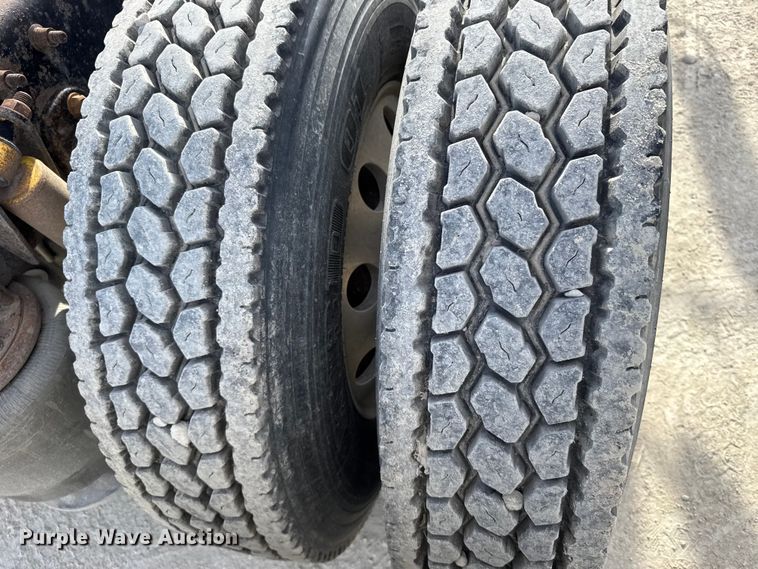 image for item EU6408 2001 Freightliner Columbia semi truck