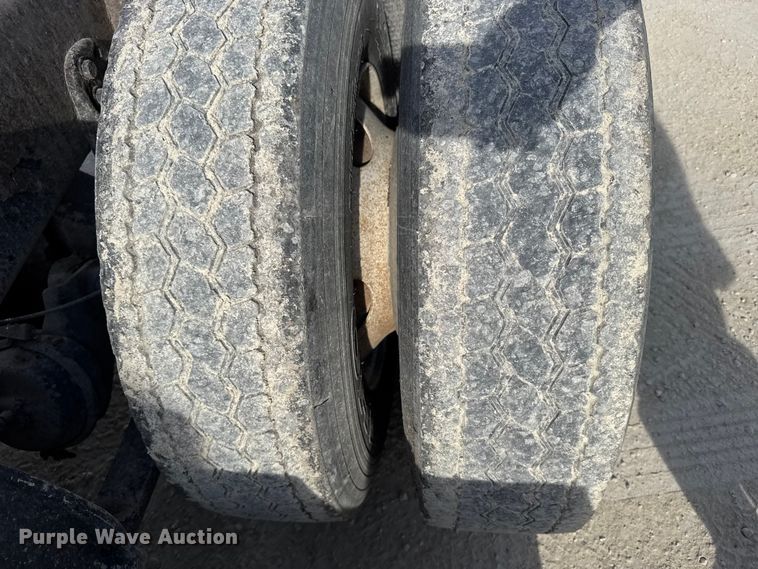 image for item EU6408 2001 Freightliner Columbia semi truck