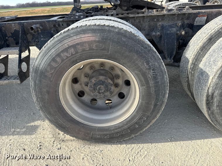 image for item EU6408 2001 Freightliner Columbia semi truck