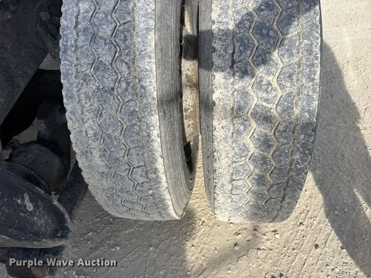 image for item EU6408 2001 Freightliner Columbia semi truck