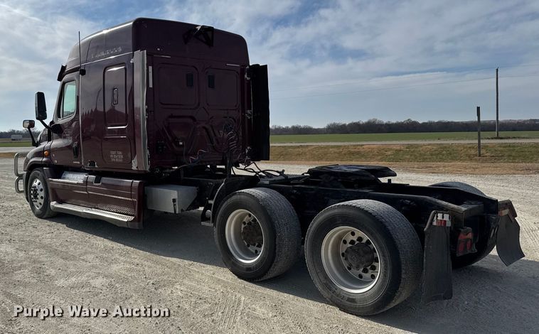 image for item EU6409 2011 Freightliner Cascadia semi truck