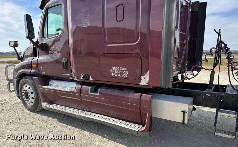 image for item EU6409 2011 Freightliner Cascadia semi truck