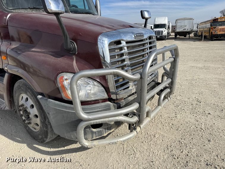 image for item EU6409 2011 Freightliner Cascadia semi truck