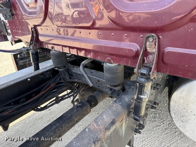 image for item EU6409 2011 Freightliner Cascadia semi truck