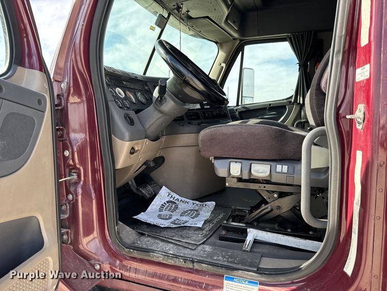 image for item EU6409 2011 Freightliner Cascadia semi truck