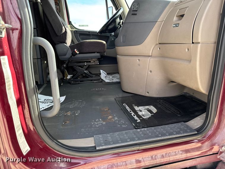 image for item EU6409 2011 Freightliner Cascadia semi truck