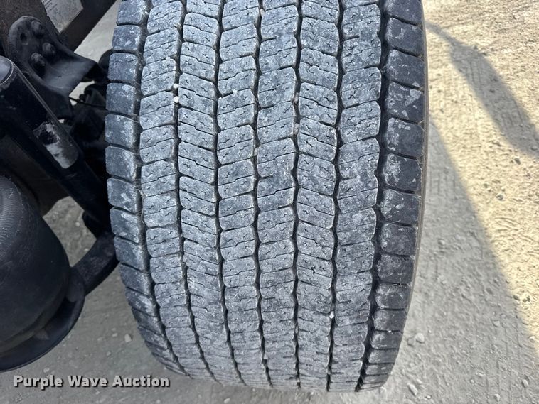 image for item EU6409 2011 Freightliner Cascadia semi truck