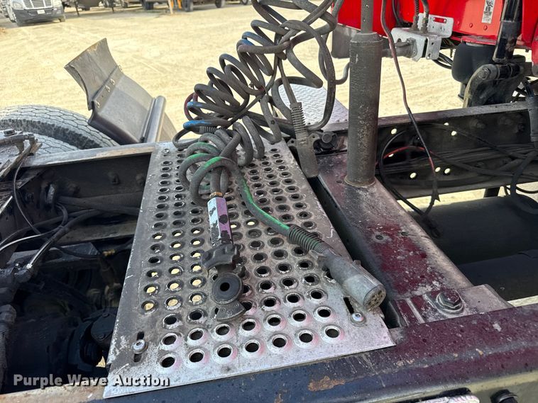 image for item EU6410 2009 Peterbilt 386 semi truck