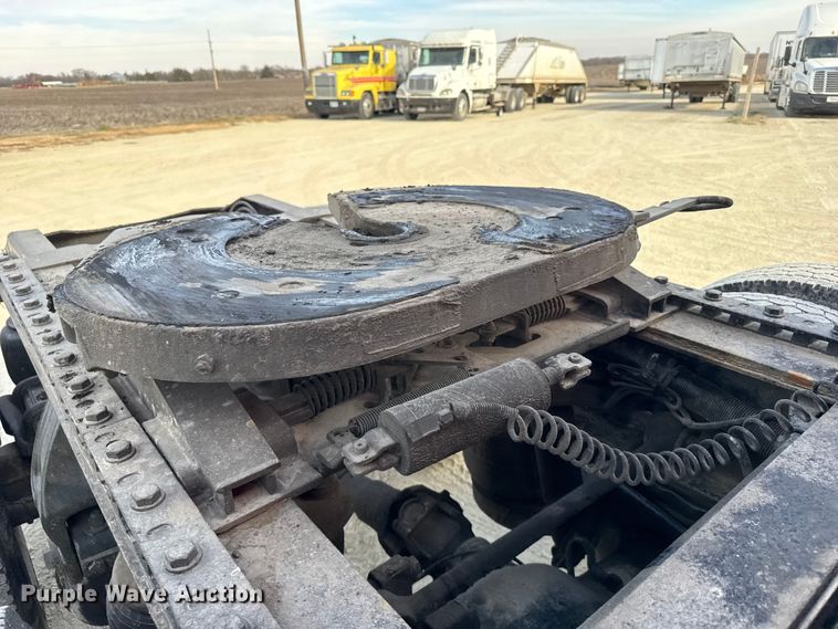 image for item EU6410 2009 Peterbilt 386 semi truck