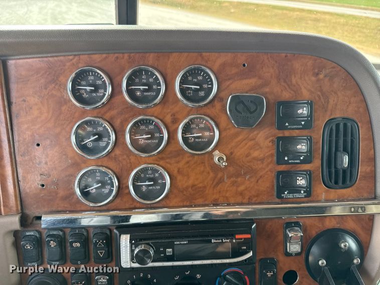 image for item EU6410 2009 Peterbilt 386 semi truck