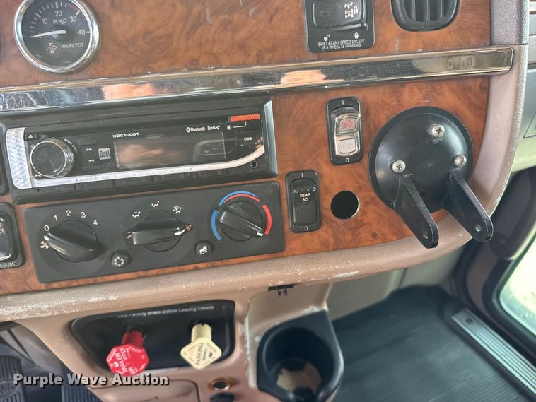 image for item EU6410 2009 Peterbilt 386 semi truck