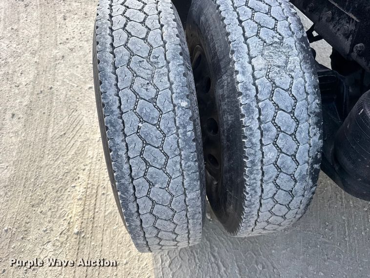 image for item EU6410 2009 Peterbilt 386 semi truck