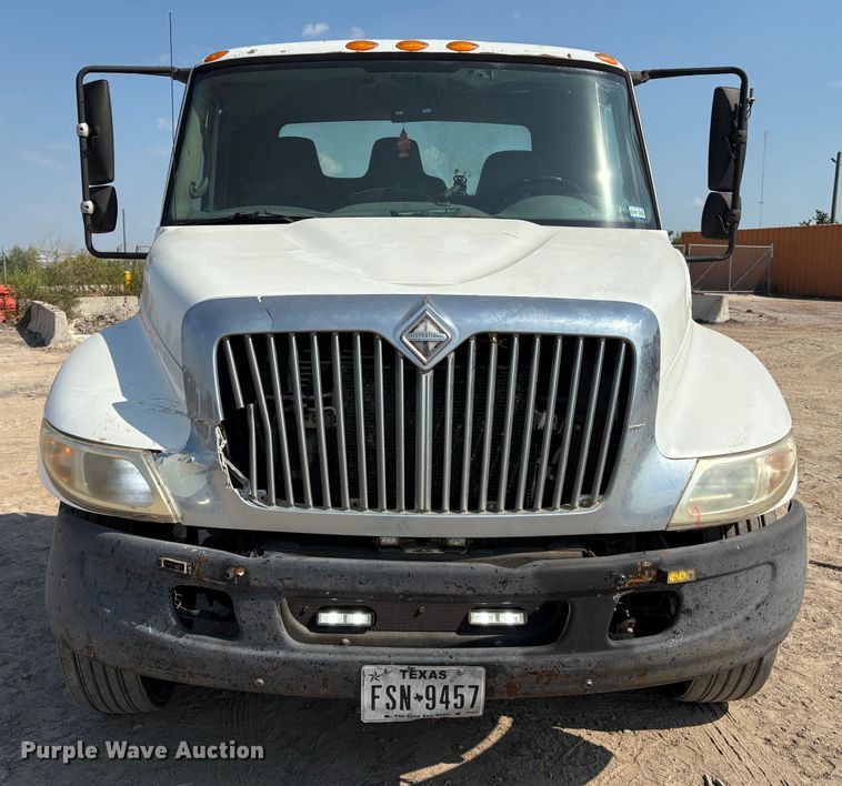 image for item EU7034 2002 International 4300 truck cab and chassis