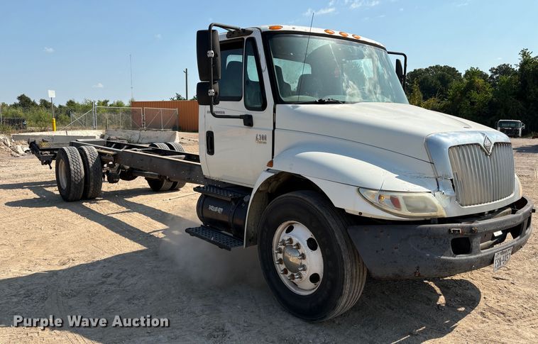 image for item EU7034 2002 International 4300 truck cab and chassis