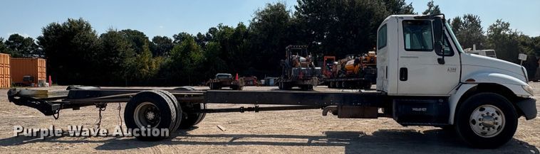 image for item EU7034 2002 International 4300 truck cab and chassis