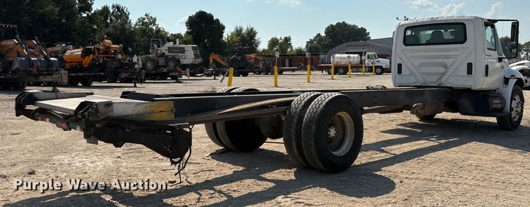 image for item EU7034 2002 International 4300 truck cab and chassis