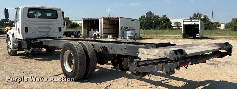 image for item EU7034 2002 International 4300 truck cab and chassis