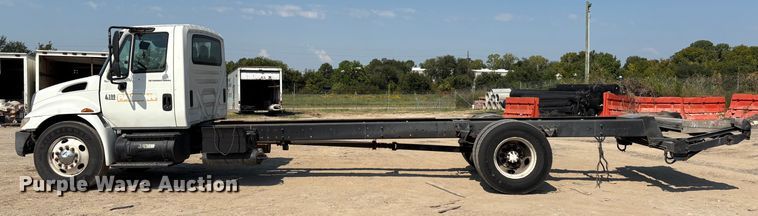 image for item EU7034 2002 International 4300 truck cab and chassis