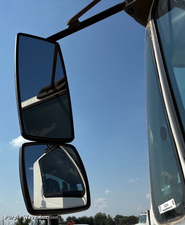 image for item EU7034 2002 International 4300 truck cab and chassis