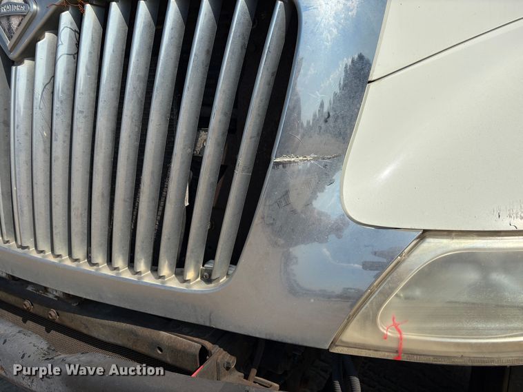 image for item EU7034 2002 International 4300 truck cab and chassis