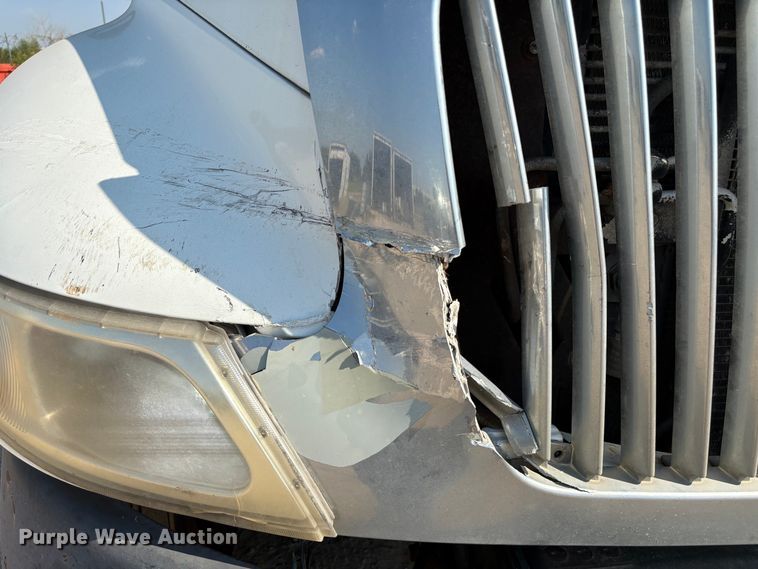 image for item EU7034 2002 International 4300 truck cab and chassis