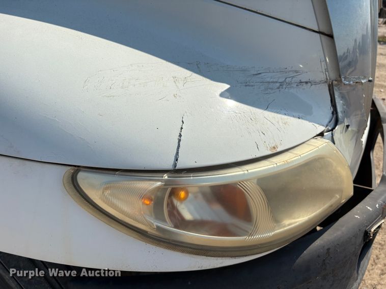 image for item EU7034 2002 International 4300 truck cab and chassis