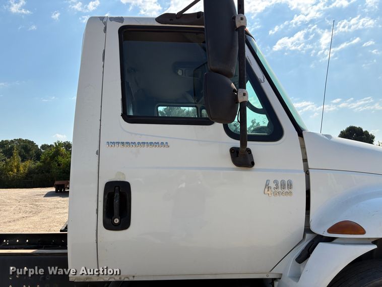 image for item EU7034 2002 International 4300 truck cab and chassis