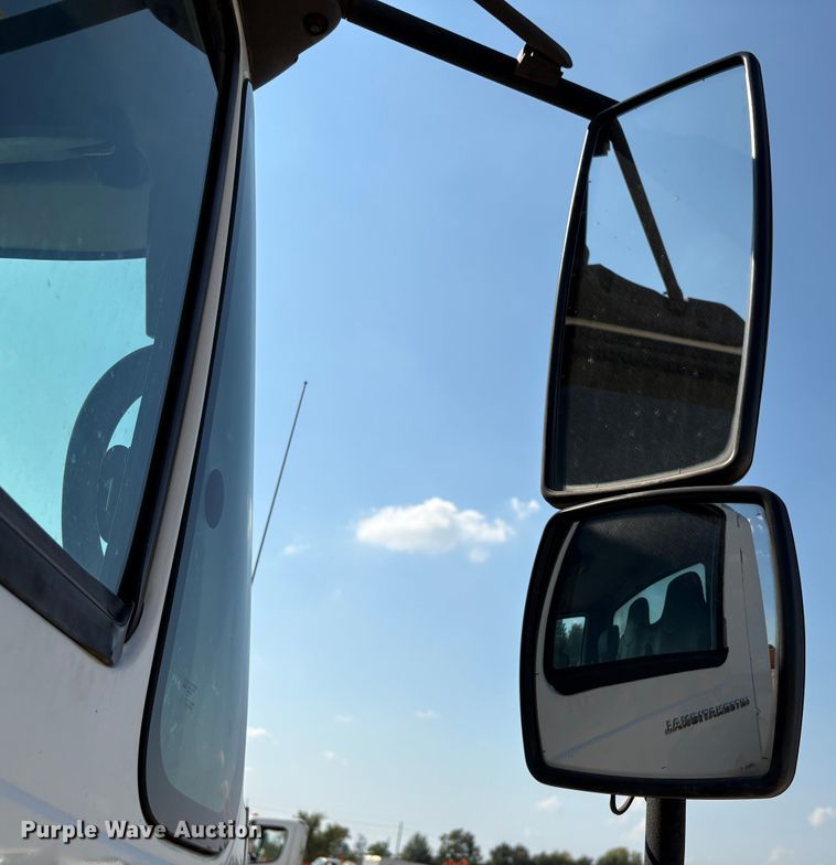 image for item EU7034 2002 International 4300 truck cab and chassis