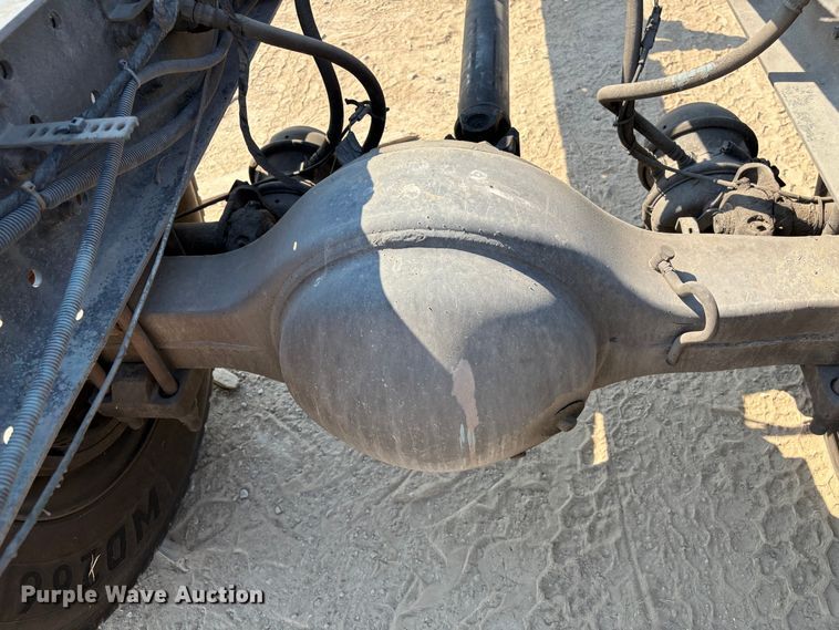 image for item EU7034 2002 International 4300 truck cab and chassis