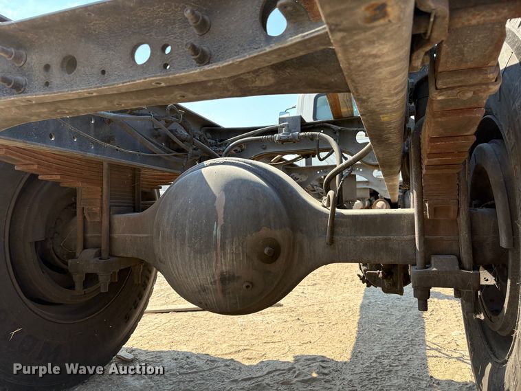 image for item EU7034 2002 International 4300 truck cab and chassis