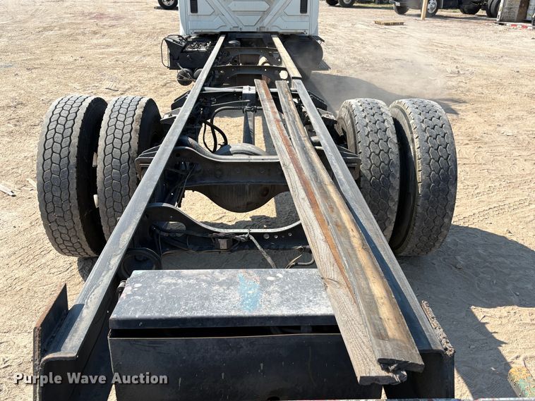 image for item EU7034 2002 International 4300 truck cab and chassis