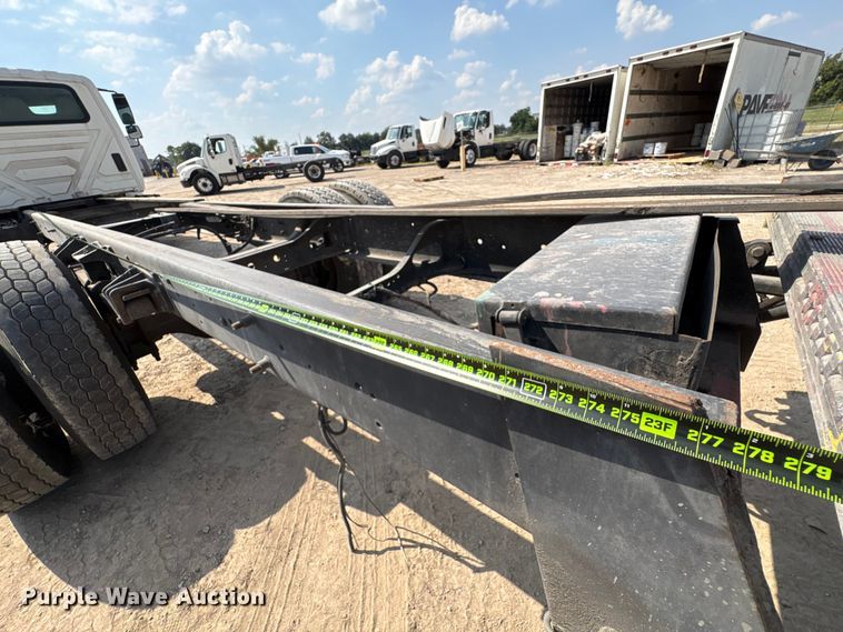 image for item EU7034 2002 International 4300 truck cab and chassis