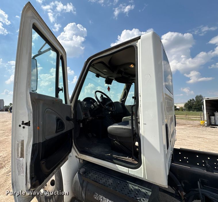 image for item EU7034 2002 International 4300 truck cab and chassis