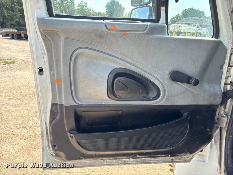 image for item EU7034 2002 International 4300 truck cab and chassis