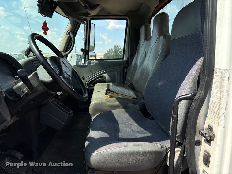 image for item EU7034 2002 International 4300 truck cab and chassis