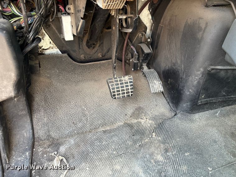 image for item EU7034 2002 International 4300 truck cab and chassis