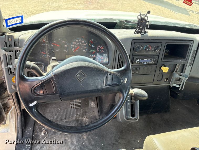 image for item EU7034 2002 International 4300 truck cab and chassis