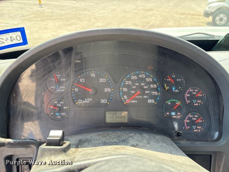 image for item EU7034 2002 International 4300 truck cab and chassis