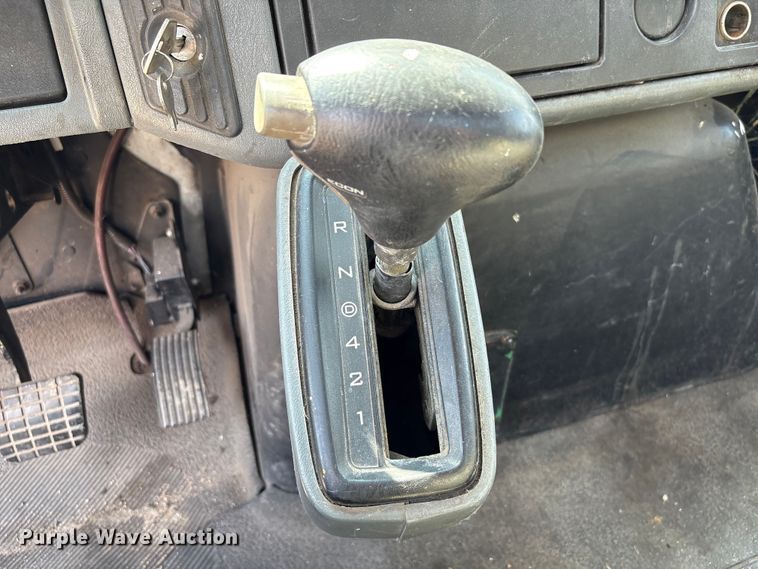 image for item EU7034 2002 International 4300 truck cab and chassis