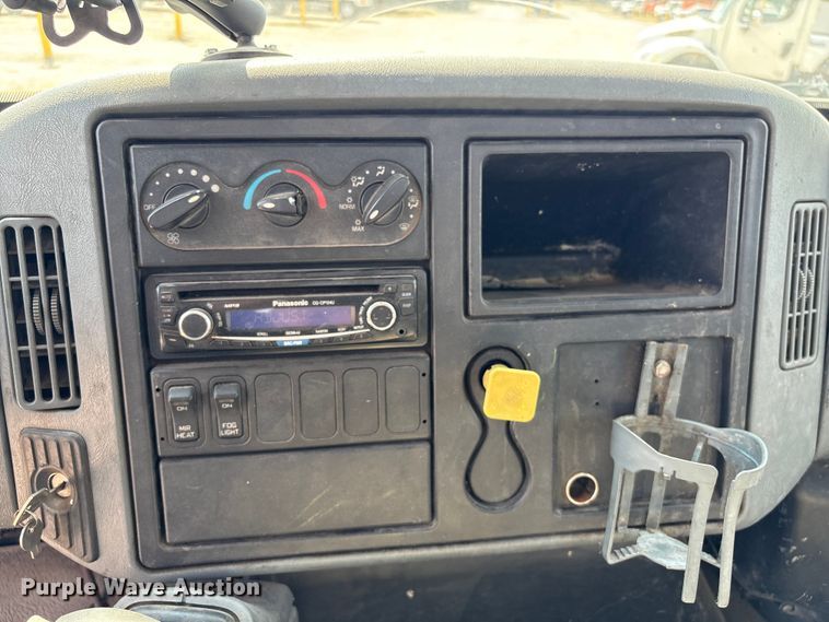 image for item EU7034 2002 International 4300 truck cab and chassis