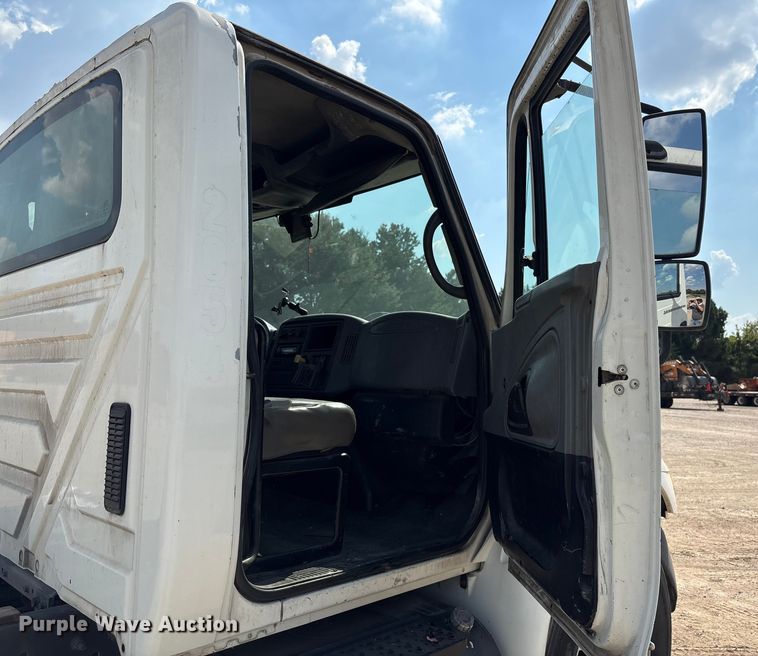 image for item EU7034 2002 International 4300 truck cab and chassis