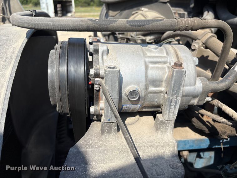 image for item EU7034 2002 International 4300 truck cab and chassis